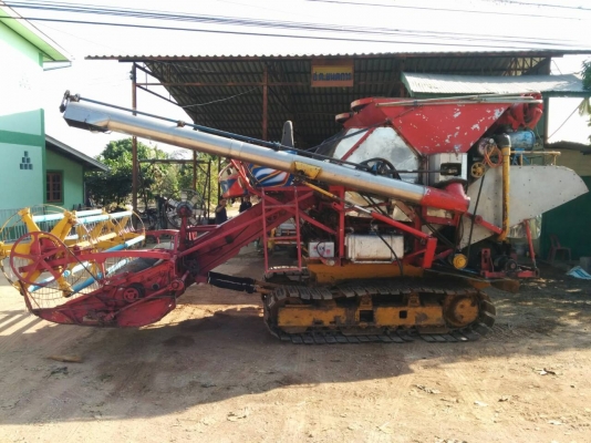 รถเกี่ยวข้าว ไอ้หนุ่ม/เกษตรพัฒนา