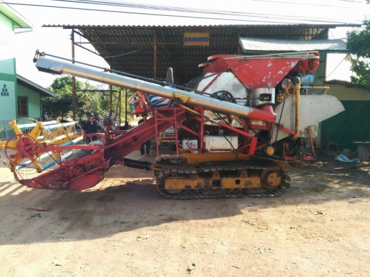 รถเกี่ยวข้าว ไอ้หนุ่ม/เกษตรพัฒนา