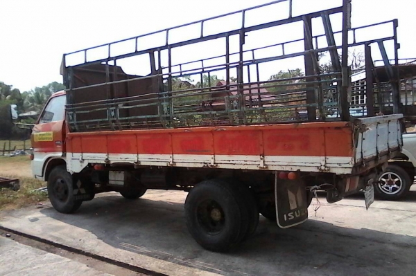 หกล้อ อีซูซุ TL85 สภาพดีรถใช้งานทุกวัน ทะเบียนพร้อมโอน