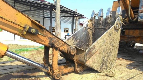 ขาย komatsu pc 60 - 3 (ปั้มนิ้ว) พร้อมเทเลอร์ มีลายเจาะ