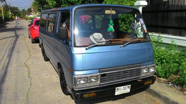 ขาย รถตู้ Nissan urvan e23 เครื่อง sd23 ดีเซล เกียร์คอ