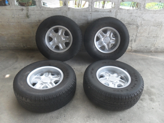 ล้อแม็ก 15นิ้ว 6รู พร้อมยาง สวยๆ 4 ล้อ ราคา 6400 บาท