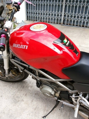 ขาย Ducati m900 IE 2001-02 ระบบหัวฉีด ประหยัดน้ำมันสุดๆ  อินวอย สรรพสามิตรแท้ รถสภาพตามรูป สีแดง สด ไม่มีตำหนิ มีครอบเบาะหลังให้  ท่อผ่าเสียงลั่นๆ สภาพเครื่องยังฟิต  รอบจัดจ้าน วิ่งทริปสบายๆ ไม่มีเยิ้ม สมบูรณ์มาก ได้ไปเติมน้ำมันขับยาวๆ ขอขายที่ 120000  ดู