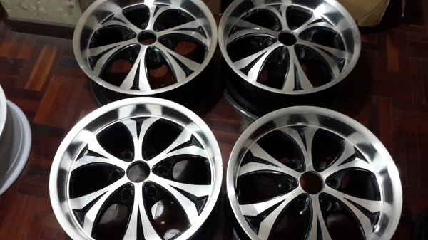 ขอบ 18 6รู กว้าง 8 ออฟลึกๆสวยๆ แม็กเปล่าไม่มียาง