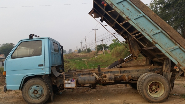 ขายรถ6ล้อดั้มisuzu nkr 58L 115แรงเฟืองท้ายFสนใจ080-6331098