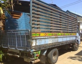 ISUZU NPR 120 HP 4HF1 ปี 40 หกล้อบรรทุก กระบะเหล็กคอกไม้ความยาว 5 เมตรสภาพสวยพร้อมบรรทุกหนักได้เลย เครื่องยนต์ 120 ฝาขาว แน่นดีแรงดีไม่เยิ้ม หัวเก๋งสีสันบางเดิมดีภายในเก๋งคอนโซลสวยครบ ช่วงล่างใหญ่คัชซีสวยไม่มีบวม คานหน้ากับเฟืองท้ายใหญ่ 6 น็อต ยาง 8.25 ขอ