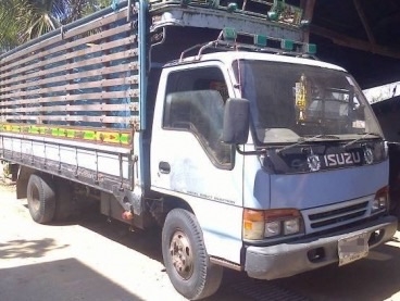 ISUZU NPR 120 HP 4HF1 ปี 40 หกล้อบรรทุก กระบะเหล็กคอกไม้ความยาว 5 เมตรสภาพสวยพร้อมบรรทุกหนักได้เลย เครื่องยนต์ 120 ฝาขาว แน่นดีแรงดีไม่เยิ้ม หัวเก๋งสีสันบางเดิมดีภายในเก๋งคอนโซลสวยครบ ช่วงล่างใหญ่คัชซีสวยไม่มีบวม คานหน้ากับเฟืองท้ายใหญ่ 6 น็อต ยาง 8.25 ขอ