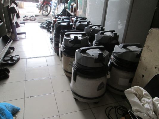 เลิกกิจการมีทั้งหมด 13 ตัว  เครื่องดูดฝุ่นขนาดใหญ่  ใชังานหนักได้สบาย   สภาพดีมาก