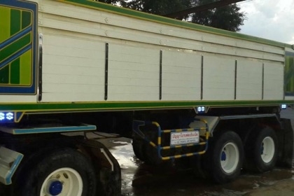 ขายด่วน ลูกพ่วงดั๊มพ์ 3 คาน ปี 56 กระบะดั๊มพ์มิเนียมความยาว 6.80 เมตรสภาพสวยเหมือนใหม่เลยครับ ช่วงล่างแน่น คัชซีสวยมาก ยางสภาพดีโดยรวมประมาณ 80\% พร้อมบรรทุกพร้อมใช้งานได้เลย เอกสารทะเบียนครบพร้อมโอน ราคาต่อรองได้ครับ