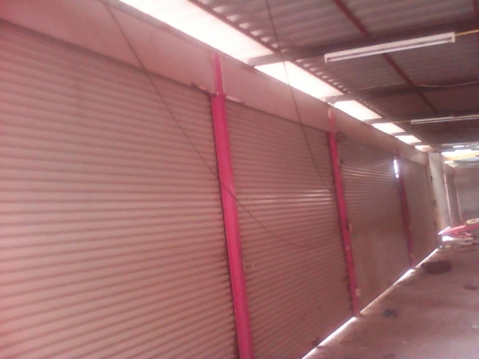 ขายประตูม้วนกว้าง 5 เมตรสูง 3 เมตรมี 30 บานราคาบานละ 3,500 บาท