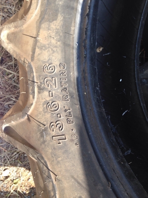 ** ราคา 6,500 บาทเท่านั้น ** ยางใหม่ ยางหลังรถไถขอบ26 ขนาด 13.6-26 ลายก้าง