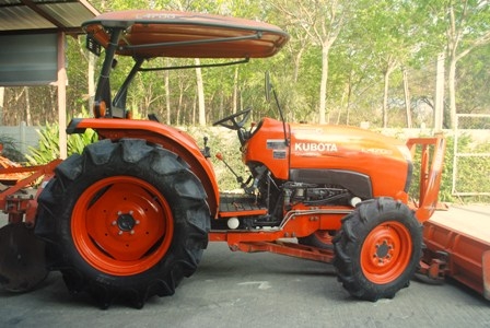 ขายรถไถ Kubota L 4708 (4WD) พร้อมดันหน้าและผานบุกเบิกช้างI รถไร่ สีเดิม 560ชั่วโมง
