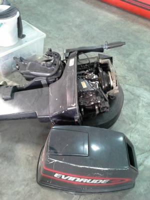 ต้องการขายเครื่องเรือevinrude40hp สภาพพร้อมใช้ราคาถูก!!