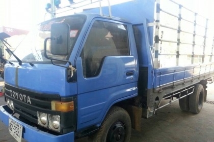 TOYOTA DYNA BU87 - 115 HP 14B หกล้อบรรทุก กระบะคอกเหล็กความยาว 4.30 เมตรพื้นเหล็กสภาพอย่างสวยไม่มีผุกร่อน หัวเก๋งเดิมๆบางๆภายในคอนโซลครบพร้อม เกียร์สั้น พวงมาลัยธรรมดา ช่วงล่างเดิมๆคัชซีสวยไม่มีบวม ยางสภาพดี 65\% พร้อมบรรทุกพร้อมใช้งาน เอกสารทะเบียนชุดโอนค