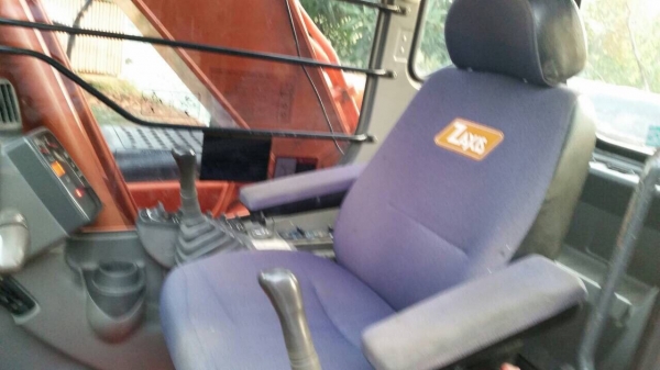 ขาย HITACHI รุ่น zx 200-1 สภาพสวย พร้อมใช้ เครื่องดี ปั้มดี เอวแน่น โซ่เต็ม ใช้งาน 5000 ชม.