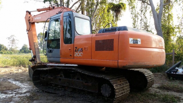 ขาย HITACHI รุ่น zx 200-1 สภาพสวย พร้อมใช้ เครื่องดี ปั้มดี เอวแน่น โซ่เต็ม ใช้งาน 5000 ชม.