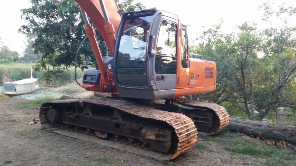 ขาย HITACHI รุ่น zx 200-1 สภาพสวย พร้อมใช้ เครื่องดี ปั้มดี เอวแน่น โซ่เต็ม ใช้งาน 5000 ชม.
