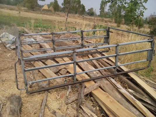 คอกรถกะบะ ตอนเดียว ทำจากเหล็กแป๊ปปะปา ชนิดหนาเป็นคอกสองระดับปรับสูง ต่ำได้ เหมาะสำหลับใช้งาน ได้ทุกประเภท