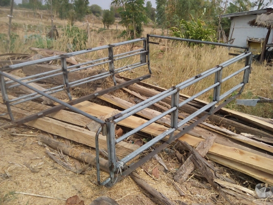 คอกรถกะบะ ตอนเดียว ทำจากเหล็กแป๊ปปะปา ชนิดหนาเป็นคอกสองระดับปรับสูง ต่ำได้ เหมาะสำหลับใช้งาน ได้ทุกประเภท