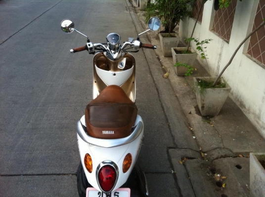 Yamaha Fino Classic สี ขาว น้ำตาลทอง ชุดหน้า โครมเมี่ยมสวย