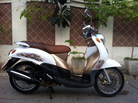 Yamaha Fino Classic สี ขาว น้ำตาลทอง ชุดหน้า โครมเมี่ยมสวย