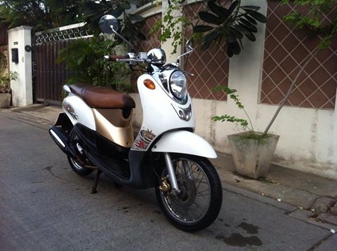 Yamaha Fino Classic สี ขาว น้ำตาลทอง ชุดหน้า โครมเมี่ยมสวย