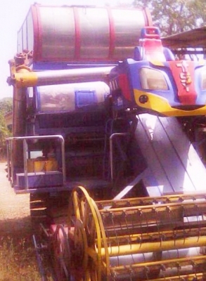 ขายด่วน รถเกี่ยวข้าวไทยเส็งยนต์ TSY รุ่น เดี่ยวทรนง รถสวยสภาพดีสุดๆพร้อมทำงานได้เลยครับ เครื่องยนต์ 235 HP 6HH1 เทอร์โบ อุ้ม 2.5 ตัน ปั๊มไดกิ้นเบอร์ 23 ช่วงล่าง 12HT แน่นดีพร้อมใช้งานได้เลย ราคาต่อรองได้ครับ