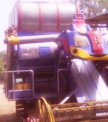 ขายด่วน รถเกี่ยวข้าวไทยเส็งยนต์ TSY รุ่น เดี่ยวทรนง รถสวยสภาพดีสุดๆพร้อมทำงานได้เลยครับ เครื่องยนต์ 235 HP 6HH1 เทอร์โบ อุ้ม 2.5 ตัน ปั๊มไดกิ้นเบอร์ 23 ช่วงล่าง 12HT แน่นดีพร้อมใช้งานได้เลย ราคาต่อรองได้ครับ