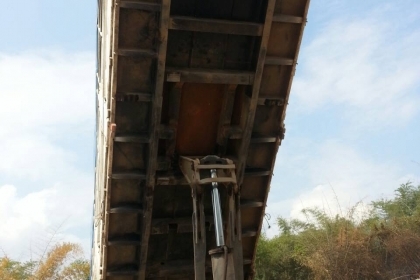 หางสามมิตรดั้ม  2เพลา  จดทะเบียนครั้งแรกปี 2540 สามารถแวะชมและทดลองหางดั๊มได้ที่ ศูนย์พักรถ truck2hand จังหวัดสระบุรีครับ