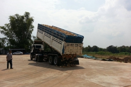 หางสามมิตรดั้ม  2เพลา  จดทะเบียนครั้งแรกปี 2540 สามารถแวะชมและทดลองหางดั๊มได้ที่ ศูนย์พักรถ truck2hand จังหวัดสระบุรีครับ