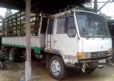 MITSUBISHI FUSO T620 - 175 HP 6BG1 หกล้อบรรทุก กระบะเหล็กคอกไม้ความยาว 5 เมตรสภาพดีพร้อมบรรทุกได้เลย เครื่องยนต์ 175 แรงลงเล่มครบแรงดีไม่มีเยิ้ม หัวเก๋งสวยๆลงเล่มครบภายในคอนโซลครบไม่มีผุ พวงมาลัยธรรมดา ช่วงล่างใหญ่ 6 น็อต ยาง 8.25 ขอบ 16 เอกสารทะเบียนภาษี