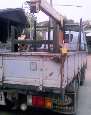 ISUZU KS 100 HP 4BC2 รถบรรทุกหกล้อติดเครน KATO 2.5 ตัน 3 ปลอก ทั้งตัวรถหกล้อและเครนสภาพดีสุดๆครับพร้อมใช้งานได้เลย กระบะเหล็กความยาว 4.30 เมตร หัวเก๋งไม่มีผุภายในคอนโซลครบ พวงมาลัยธรรมดา ช่วงล่างเดิมๆ คัชซีไม่บวม คานหน้ากับเฟืองท้าย 5 น็อต ยาง 7.50 ขอบ 16