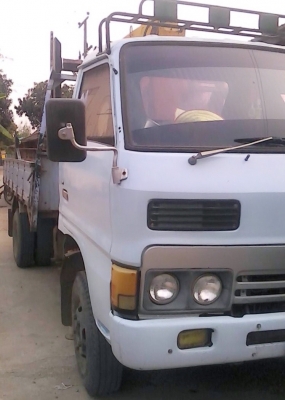 ISUZU KS 100 HP 4BC2 รถบรรทุกหกล้อติดเครน KATO 2.5 ตัน 3 ปลอก ทั้งตัวรถหกล้อและเครนสภาพดีสุดๆครับพร้อมใช้งานได้เลย กระบะเหล็กความยาว 4.30 เมตร หัวเก๋งไม่มีผุภายในคอนโซลครบ พวงมาลัยธรรมดา ช่วงล่างเดิมๆ คัชซีไม่บวม คานหน้ากับเฟืองท้าย 5 น็อต ยาง 7.50 ขอบ 16