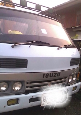 ISUZU KS 100 HP 4BC2 รถบรรทุกหกล้อติดเครน KATO 2.5 ตัน 3 ปลอก ทั้งตัวรถหกล้อและเครนสภาพดีสุดๆครับพร้อมใช้งานได้เลย กระบะเหล็กความยาว 4.30 เมตร หัวเก๋งไม่มีผุภายในคอนโซลครบ พวงมาลัยธรรมดา ช่วงล่างเดิมๆ คัชซีไม่บวม คานหน้ากับเฟืองท้าย 5 น็อต ยาง 7.50 ขอบ 16