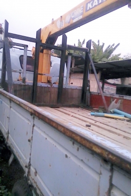 ISUZU KS 100 HP 4BC2 รถบรรทุกหกล้อติดเครน KATO 2.5 ตัน 3 ปลอก ทั้งตัวรถหกล้อและเครนสภาพดีสุดๆครับพร้อมใช้งานได้เลย กระบะเหล็กความยาว 4.30 เมตร หัวเก๋งไม่มีผุภายในคอนโซลครบ พวงมาลัยธรรมดา ช่วงล่างเดิมๆ คัชซีไม่บวม คานหน้ากับเฟืองท้าย 5 น็อต ยาง 7.50 ขอบ 16