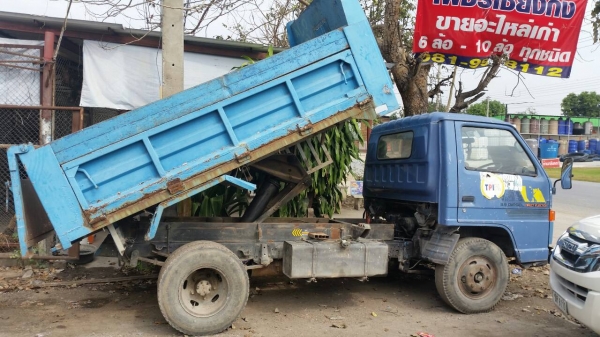 รถหกล้อดั้ม  NPR  110 ฝาดำ  เครื่องดี คันชีสวย เอกสารพร้อมโอน