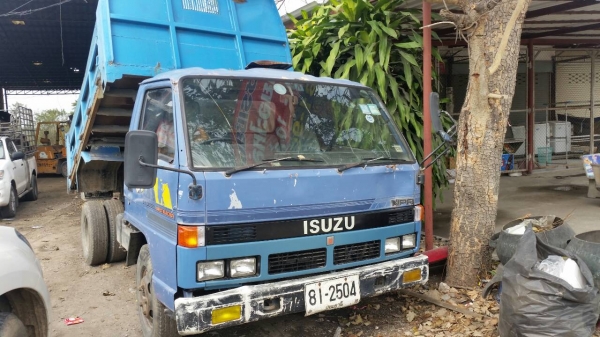 รถหกล้อดั้ม  NPR  110 ฝาดำ  เครื่องดี คันชีสวย เอกสารพร้อมโอน