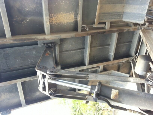 รถฮีโน่ 6 ล้อดั้ม  175 แรงม้า ปี 53  ( รถวิ่ง 9x,xxx กม. )   สนใจติดต่อ  081 - 6079515