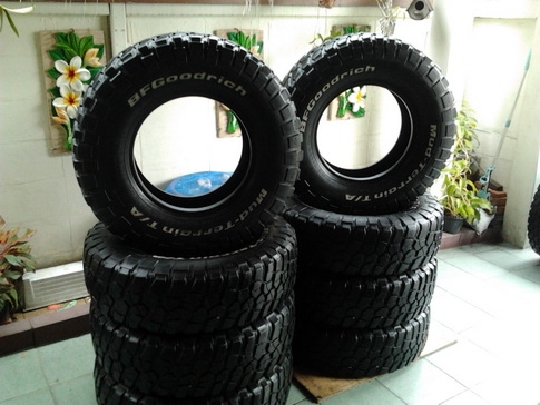 BF km2 ขนาด 265/75/16 ปี12  สภาพสวยๆ มี2ชุด