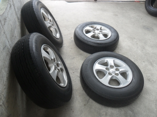 ล้อแม็ก 15นิ้ว 5รู114 พร้อมยาง สวยๆ 4 ล้อ ราคา 4000 บาท