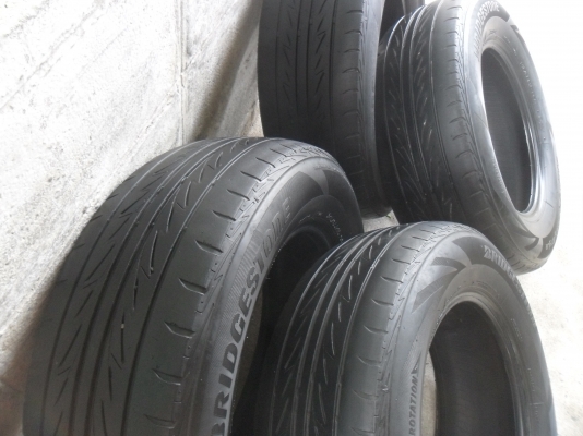 ยาง BRIDGESTONE 215/65R15ปี12 สวยๆ 4 เส้น ราคา 2300 บาท