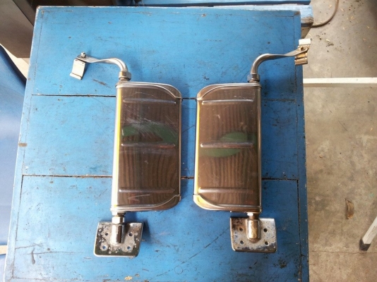 กระจกโครเมี่ยมแปะข้างประตูทรงคอนวอย