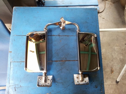 กระจกโครเมี่ยมแปะข้างประตูทรงคอนวอย