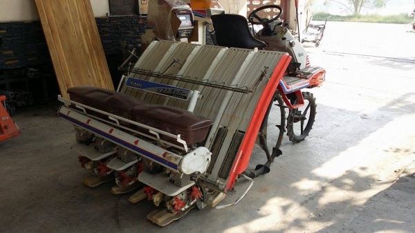 รถดำนั่งขับ KUBOTA รุ่น SPA5  เก่าญี่ปุ่น ดำนา5 แถว พร้อมกล่องหยอดปุ๋ยด้านท้าย สภาพสวย เครื่องยนต์ติดง่าย สภาพพร้อมใช้งาน