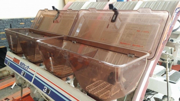 รถปลูกข้าวนั่งขับ KUBOTA รุ่น S1-400R เก่าญี่ปุ่น พร้อมกล่องหยอดปุ๋ยด้านท้าย ดำนา 4 แถว สภาพสวย เครื่องยนต์ติดง่าย สภาพพร้อมใช้งาน