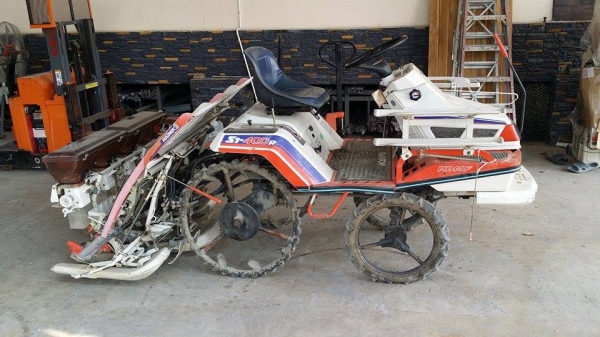 รถปลูกข้าวนั่งขับ KUBOTA รุ่น S1-400R เก่าญี่ปุ่น พร้อมกล่องหยอดปุ๋ยด้านท้าย ดำนา 4 แถว สภาพสวย เครื่องยนต์ติดง่าย สภาพพร้อมใช้งาน