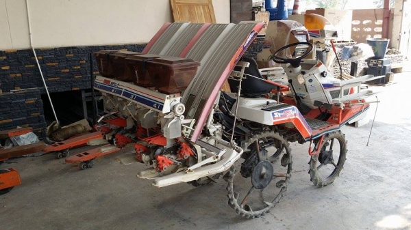 รถปลูกข้าวนั่งขับ KUBOTA รุ่น S1-400R เก่าญี่ปุ่น พร้อมกล่องหยอดปุ๋ยด้านท้าย ดำนา 4 แถว สภาพสวย เครื่องยนต์ติดง่าย สภาพพร้อมใช้งาน