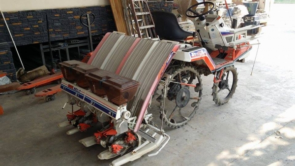 รถปลูกข้าวนั่งขับ KUBOTA รุ่น S1-400R เก่าญี่ปุ่น พร้อมกล่องหยอดปุ๋ยด้านท้าย ดำนา 4 แถว สภาพสวย เครื่องยนต์ติดง่าย สภาพพร้อมใช้งาน