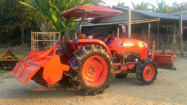 ขายKUBOTA 4708  สภาพดีพร้อมใช้ พร้อมอุปกรณ์3ชิ้น ดันหน้า ผานพรวนและโรตารี่