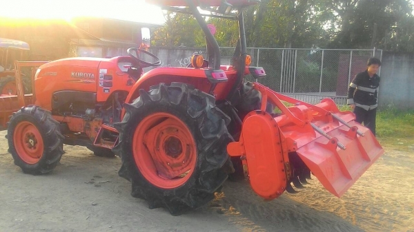 ขายKUBOTA 4708  สภาพดีพร้อมใช้ พร้อมอุปกรณ์3ชิ้น ดันหน้า ผานพรวนและโรตารี่
